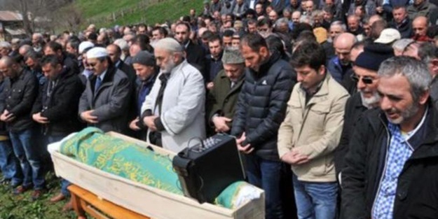 Bu köye muhtar seçilen ölüyor!