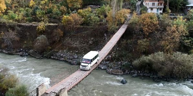 Bu köyün tek girişi, kapılı asma köprü