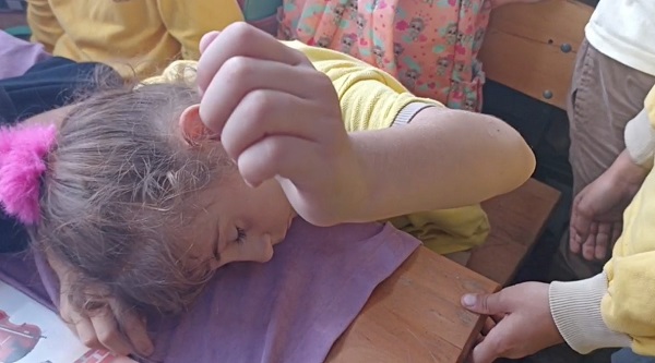 Bu küçük kız herkesi gülümsetti