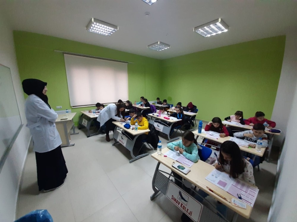 Bu kuyruğun sebebi sadece çocuklarını sınava sokabilmek 