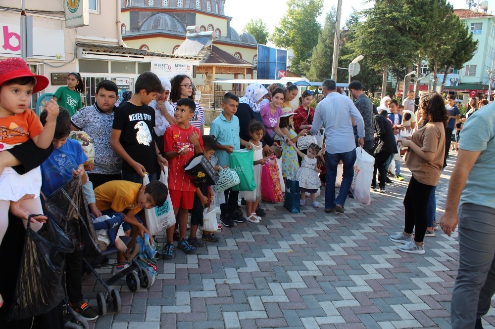 Bu kuyruğun ucu bucağı gözükmüyor 