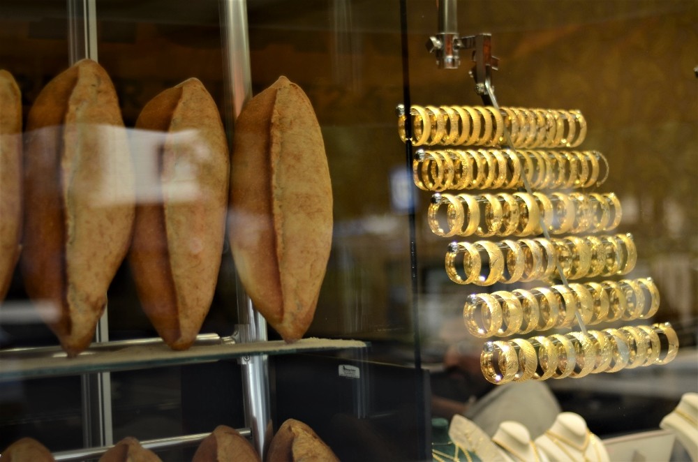 Bu kuyumcuya ’altın’ almaya gelen ‘ekmek’ alıp çıkıyor 