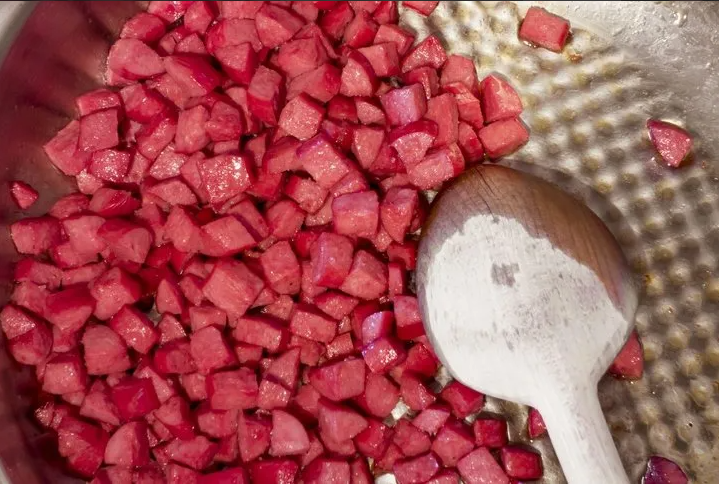 Bu lezzet bağırsakları çürütüyor! Bayılarak yiyoruz ama kanseri tetikliyor