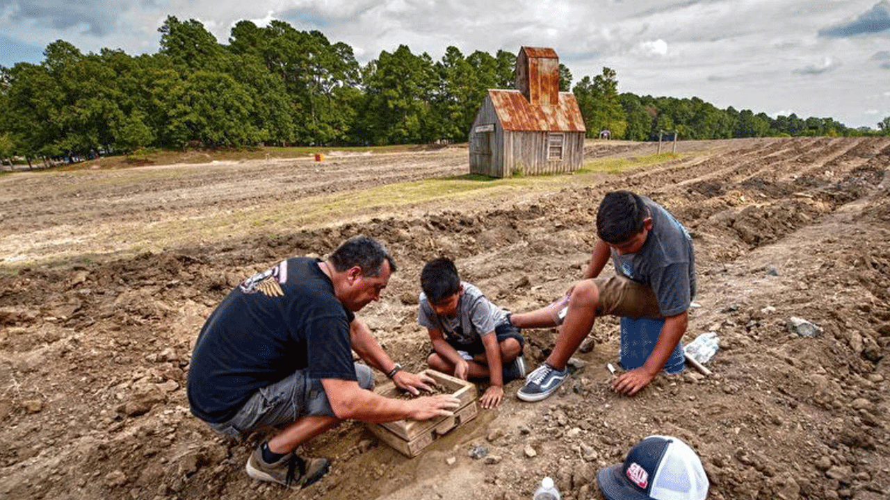 Bu madende ne bulursanız hepsi sizin! Elmasa hücum: Halk madene akın etti