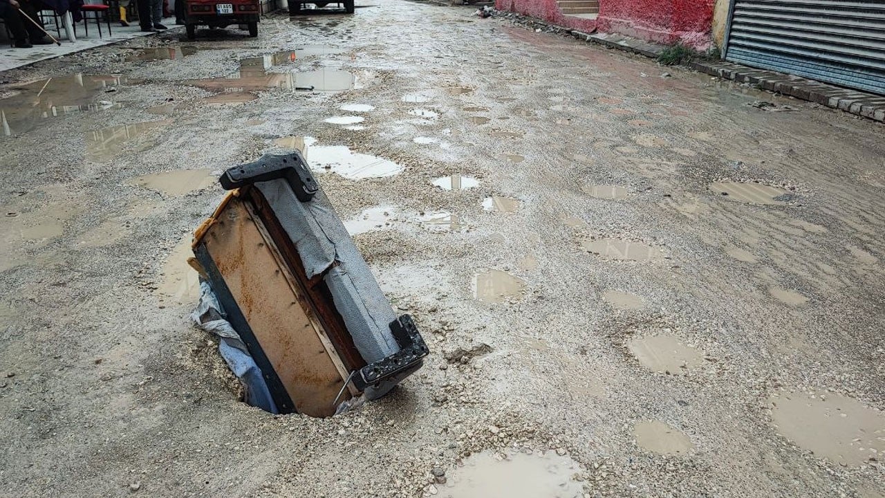 Bu manzara Adana'dan! Yol çöktü, esnafın bulduğu çözüm şaşkına çevirdi