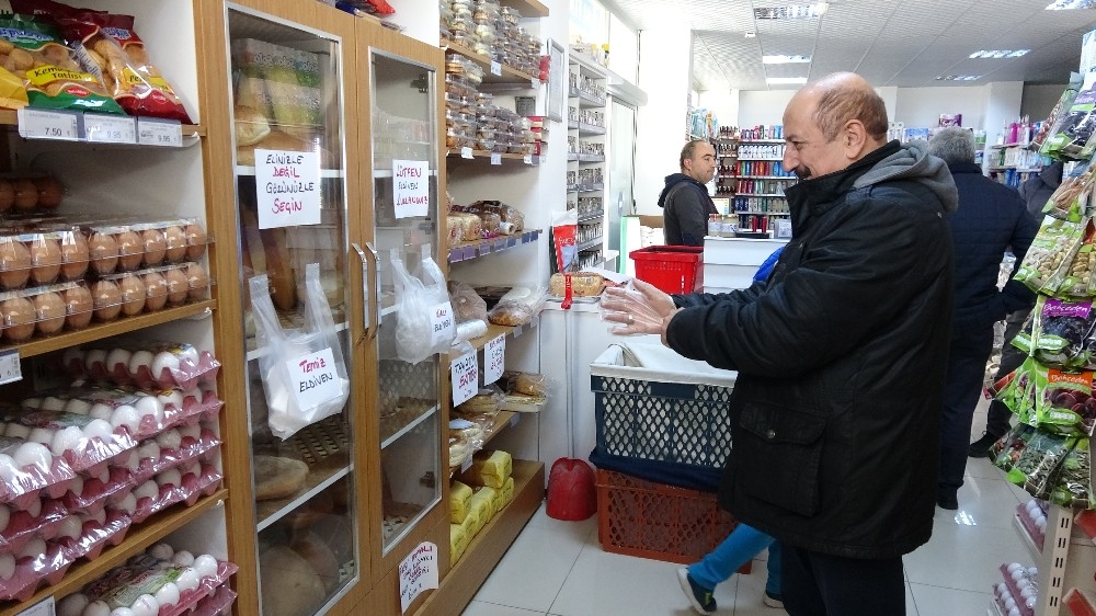 Bu market eldiven takmayana ekmek satmıyor 