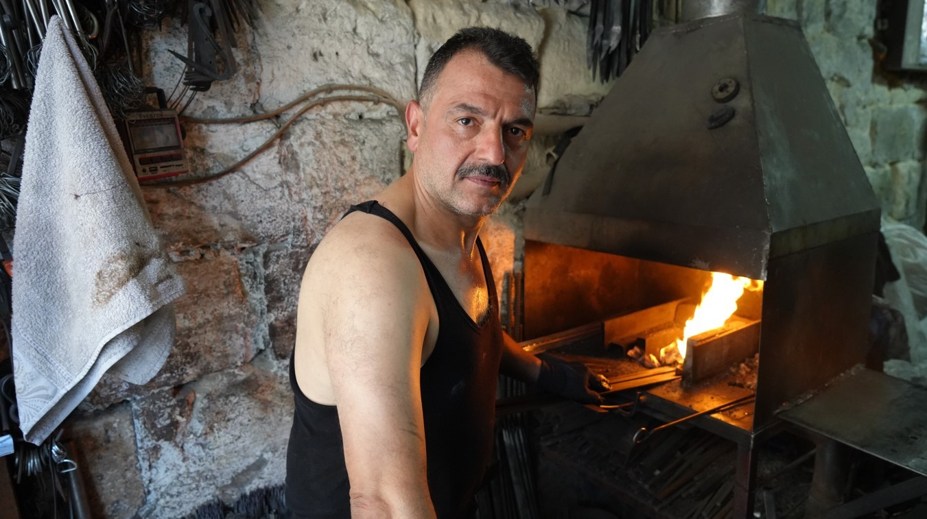 Bu mesleği yapmak kolay değil! 100 derecelik ateşin karşısında ekmek parası kazanıyor