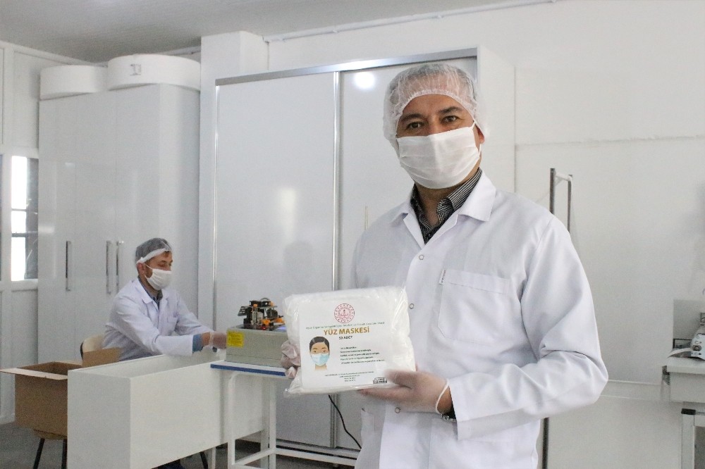Bu meslek lisesi ultraviyole ışınlarla 27 bin adet ‘cerrahi maske’ üretti 