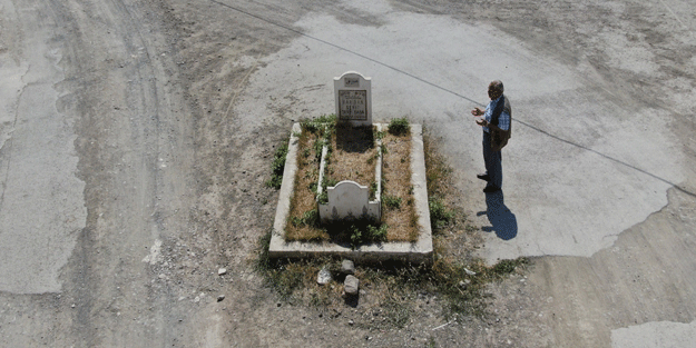 Bu mezar bir asırdır yolun ortasında, kime ait olduğunu ise bilen yok