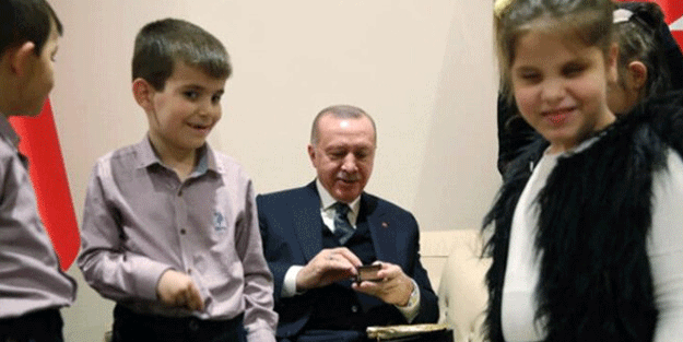 Bu mutluluk görülmeye değer! Erdoğan'ı duygulandıran özel hediye