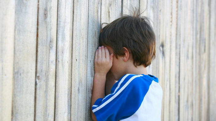 Bu nasıl bir vicdansızlık! Saklambaç oynayan komşu çocuğunu kafasından vurdu