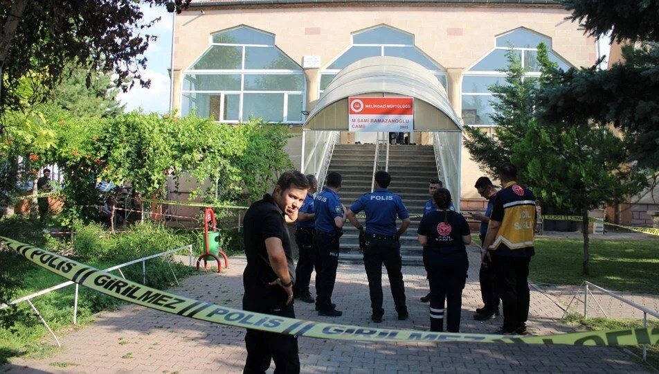 Bu nasıl canilik? Husumetlisini Camide namaz kılarken boğazını keserek öldürdü