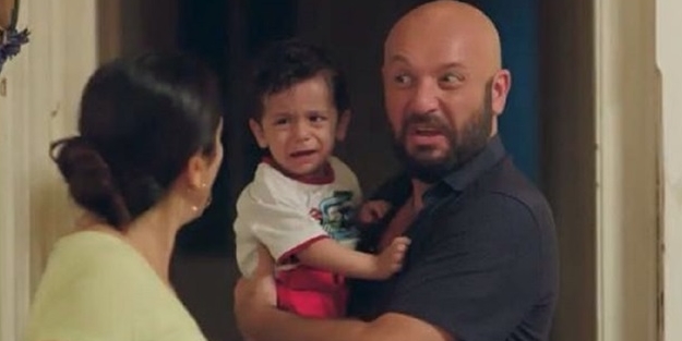 İğrenç sahnelerde bebeği oynattılar!