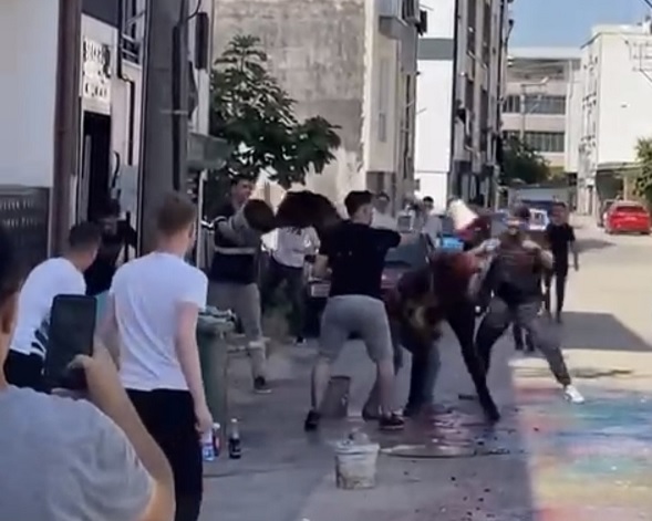 Bu nasıl eğlence! Damadı doğduğuna pişman ettiler