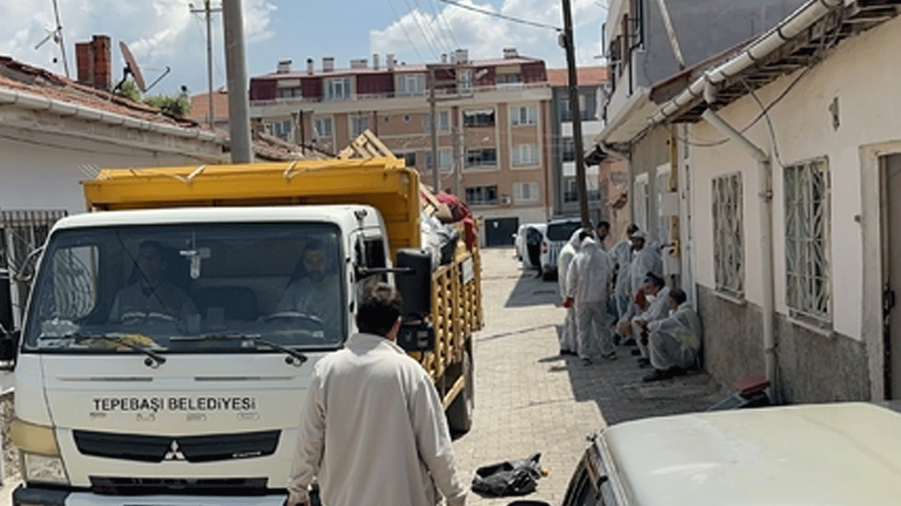 Bu nasıl ev? Tam 4 kamyon çöp çıktı