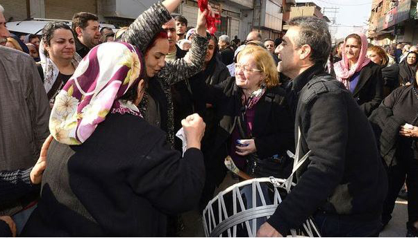 Bu nasıl gelenek? Cenazeyi davul çalarak karşıladılar!