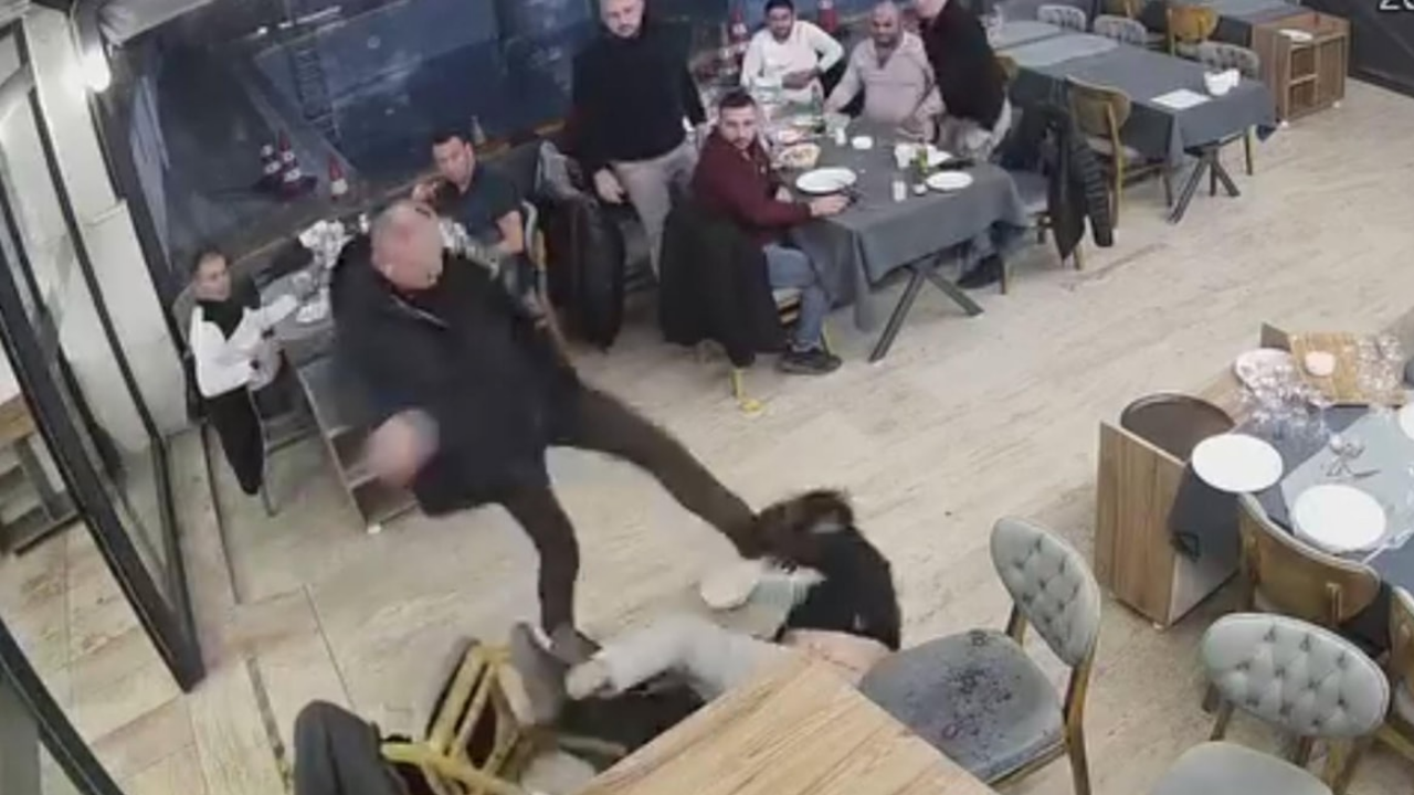 Bu nasıl iştir? CHP’li meclis üyesi öldüresiye adam dövdü ama CHP sus pus!