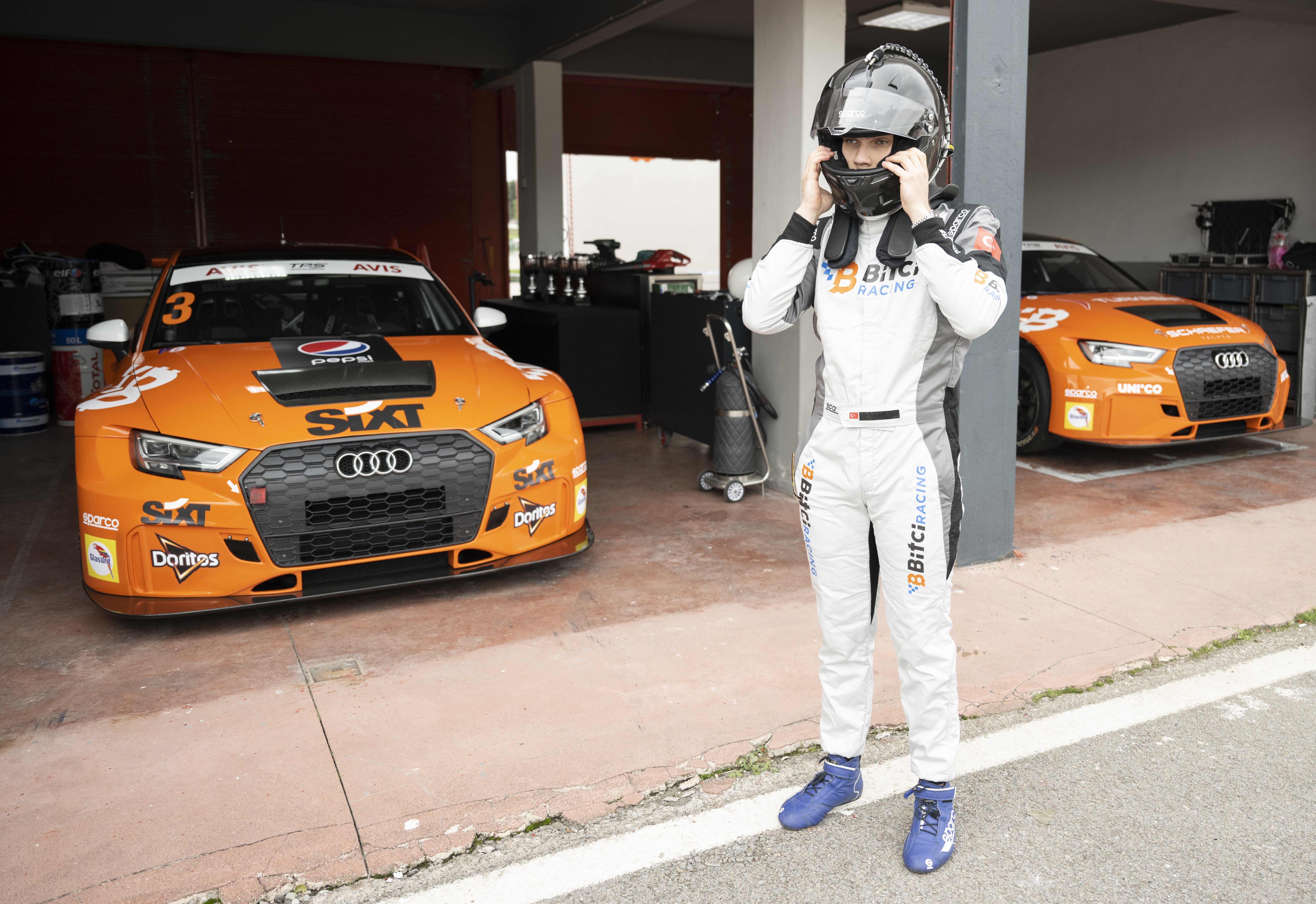 Bu nasıl oluyor? Ehliyeti yok ama pistlerin tozunu attırıyor! Üstelik şampiyonluğu bulunuyor! Onun tek idolü Schumacher!