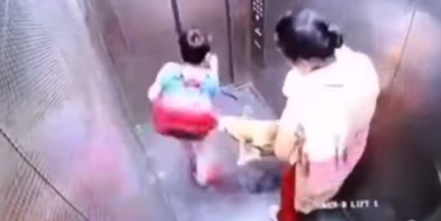 Bu nasıl vicdansızlık bir de anne olacaksın! Asansörde inanılmaz anlar