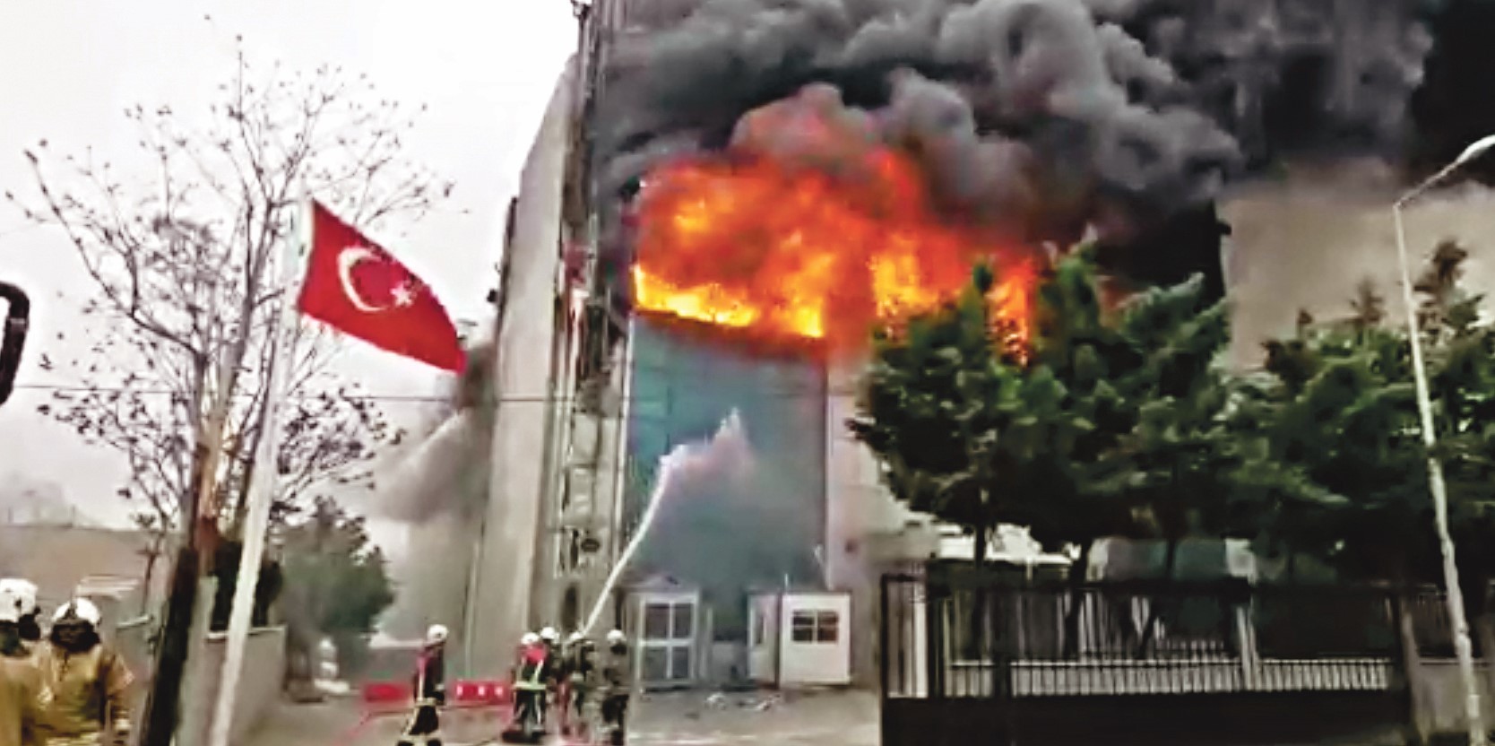 Bu ne ekrem! Camları mı sulatıyorsun, yangını mı söndürüyorsun?