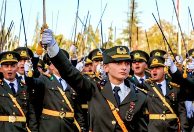 Bu ne yaman çelişki! “İT SÜRÜSÜ” diyenlerle kol kola yürüyenler Atatürk’e bağlılık yemini !!! edenlerle de kol kola