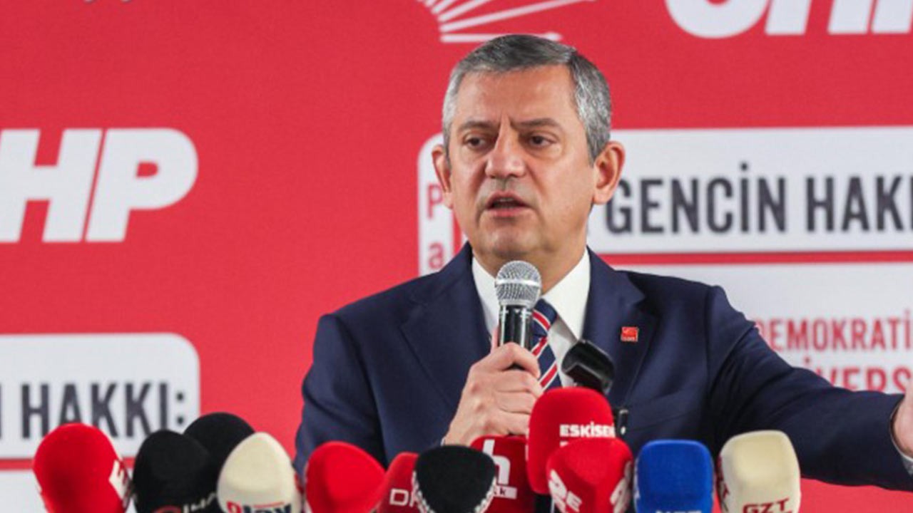 Bu ne yaman çelişki Özgür! Kenan Evren’in YÖK’ü gitsin anayasası kalsın