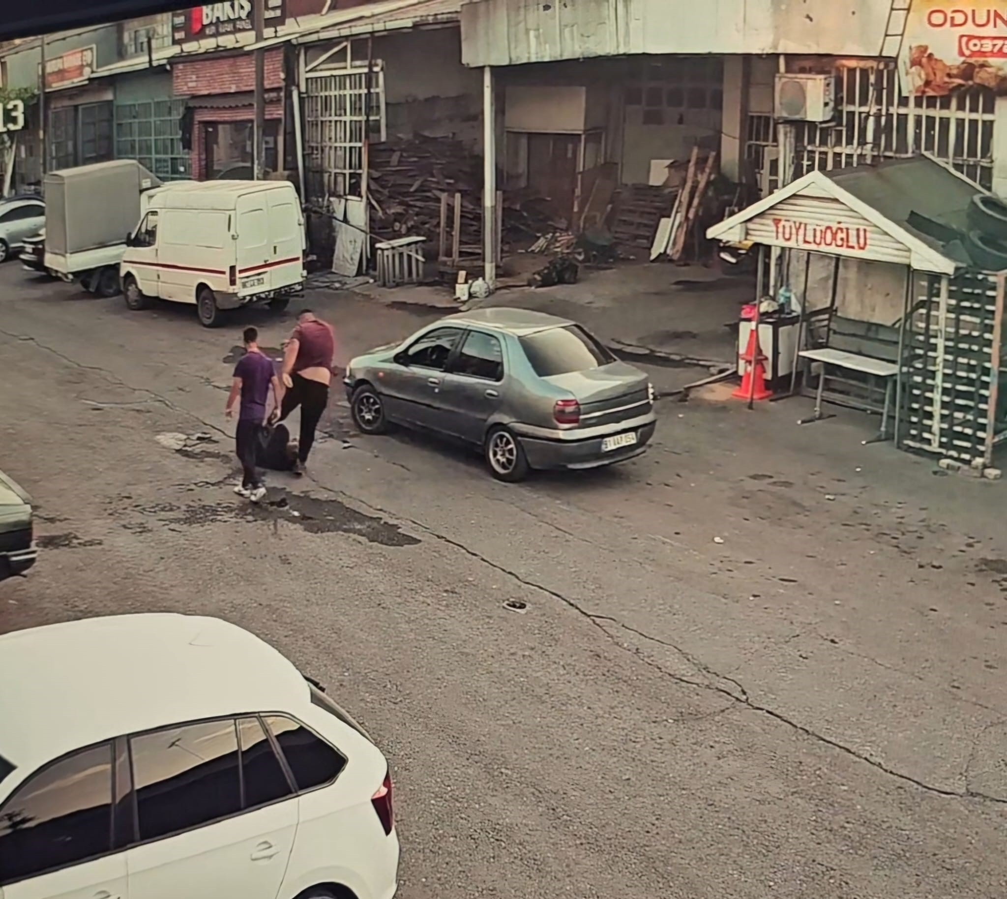 Bu nefret neden? Önce otomobille eziler sonra tekme tokat dövdüler