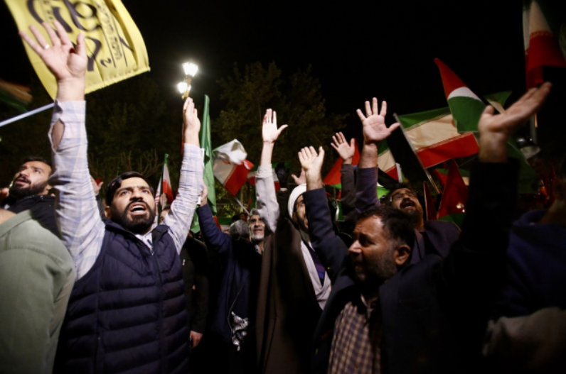 Bu neyin kutlamasıysa… Tahran’da halk sokağa indi!