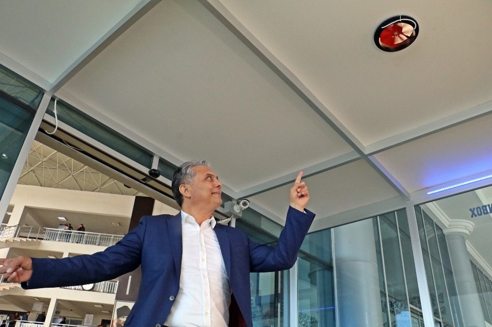 Bu odadan geçenin üzerindeki virüsler ölüyor 