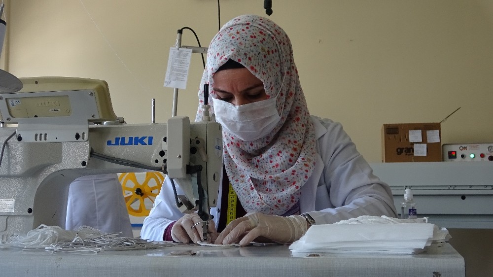 Bu okulda hem maske hem de dezenfektan üretiliyor 