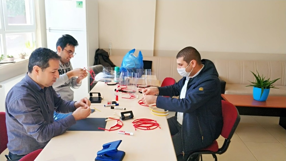 Bu okulda öğretmenler koruyucu siperlik üretiyor 