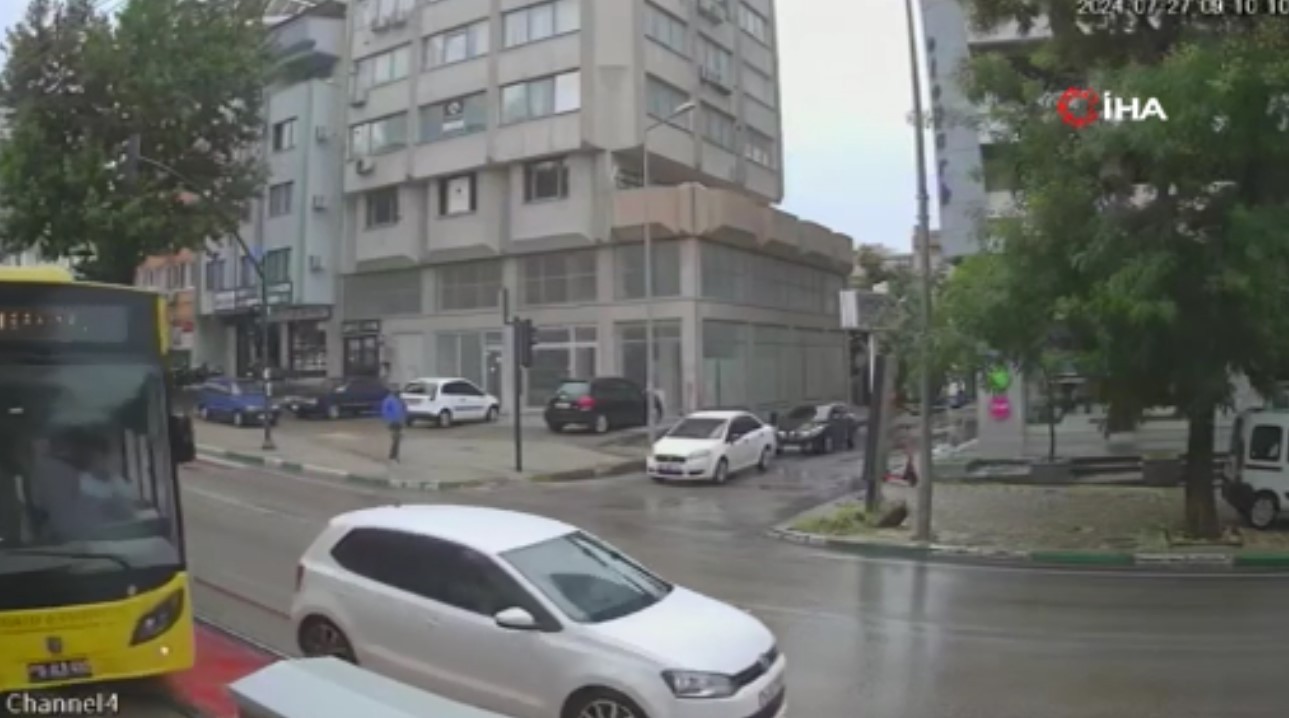 Bu öldürmeye teşebbüs değil de ne? Bakın otobüsü sıkıştırıp nasıl kaza yaptırdı