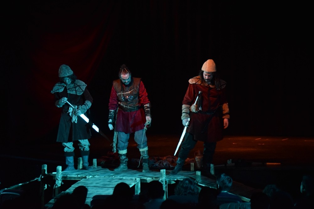 Bu oyunda gerilim, dram, aşk ve komedi bir arada 