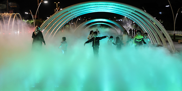 Bu park başka park! Saatlerce eğleniyorlar...