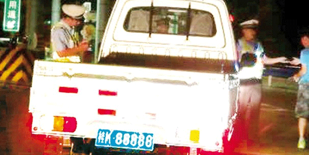 Bu plakayı alabilmek için 440 bin TL harcadı!