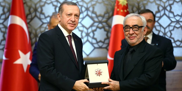 Erdoğan'la poz veren Şener Şen'e linç girişimi