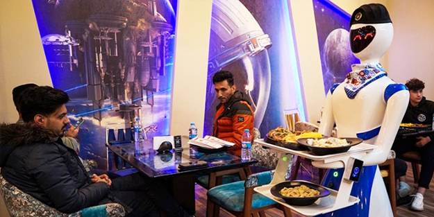 Bu restoranda hizmet robotlardan!