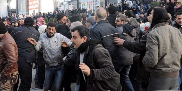 Bu sabah Gaziantep… İzdiham oldu polis cop kullanmak zorunda kaldı