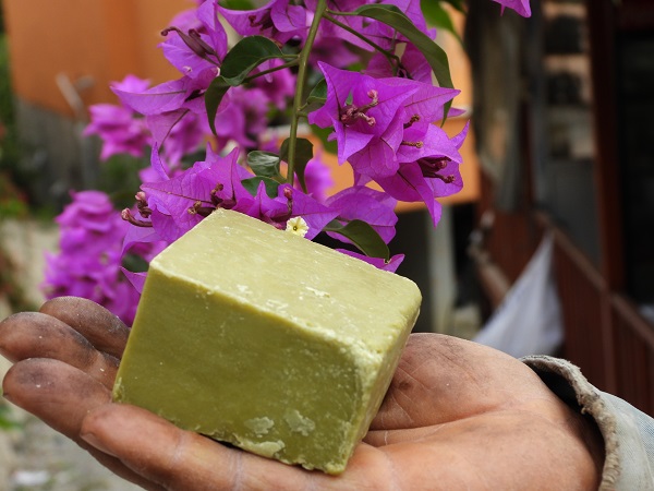 Bu sabun her derde deva! Işıl ışıl saçlar için çözümü uzakta aramayın