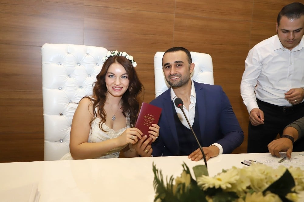 Bu salonda büyük mutluluk var 