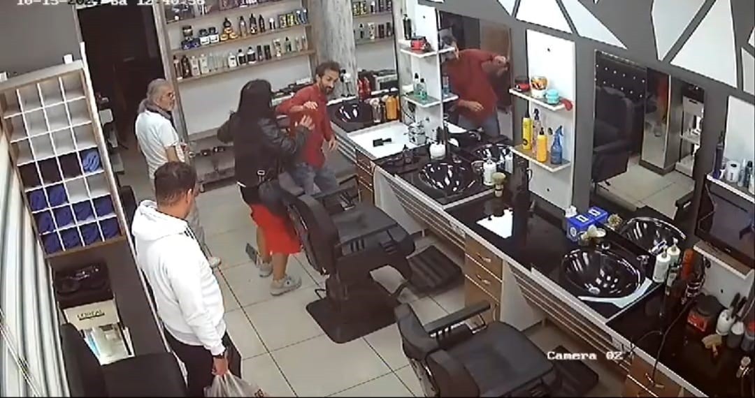 Bu sefer erkeğe şiddet! Kocasını kafaya takan kadın, işyerini basıp darp etti!