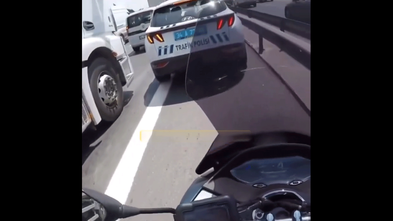 Bu sefer kazaya trafik polisi karıştı! Peki hatalı kim?