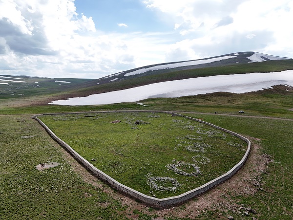 Bu şehitliği görenler derinden etkileniyor
