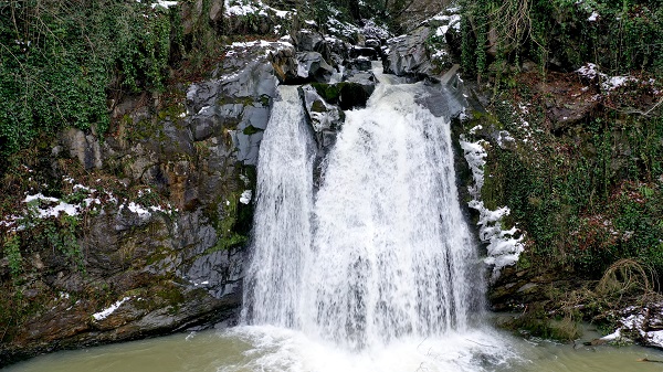 Bu şelale turistlerin vazgeçilmezi oldu