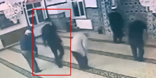 Bu şerefsizi yakalayın! Camide yaptıkları ‘pes’ dedirtti