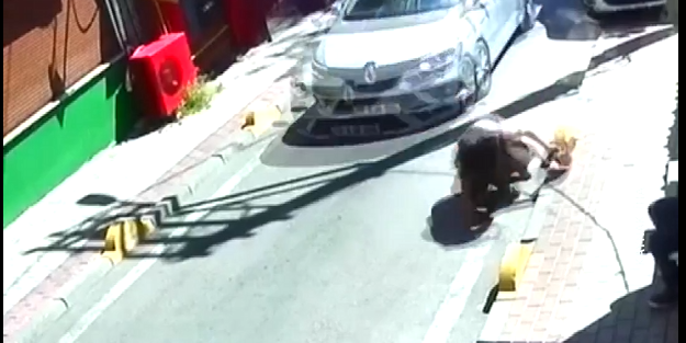 Bu sokakta yürüyen ayakta kalamıyor! Her giren yere kapaklanıyor