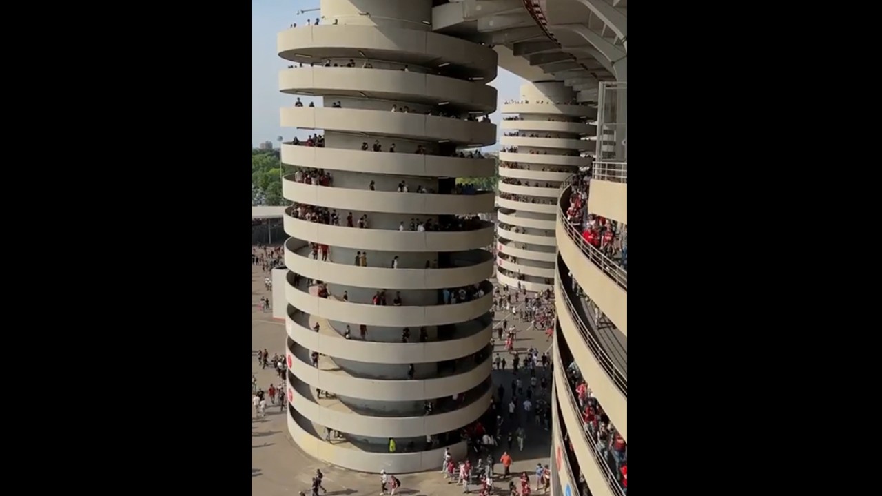 Bu stadın sırrı ne? İnsanlar mı yürüyor yoksa bina mı dönüyor?