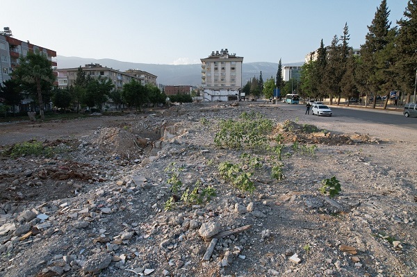 Bu tablo herkesi duygulandırdı! Depremde çöken dükkandan şaşırtan görüntü