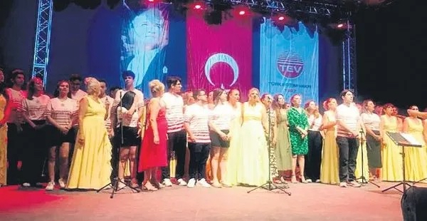 Bu tam anlamıyla "taverna Atatürkçülüğü"! Bir eğitim derneği gecesi için fazlasıyla "fantezi"