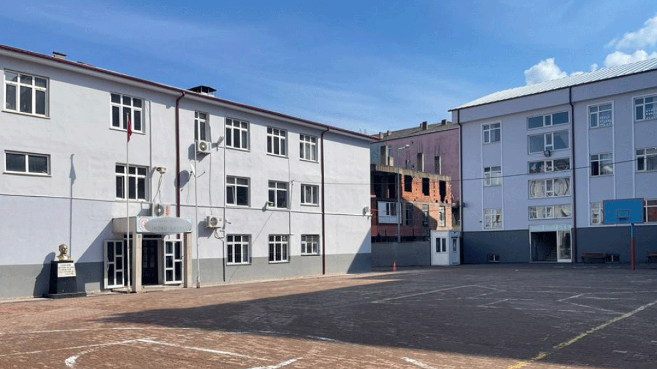  Bu utanmaz mı öğrencileri eğitmiş? Senin gibi müdür yardımcısı olmaz olsun!